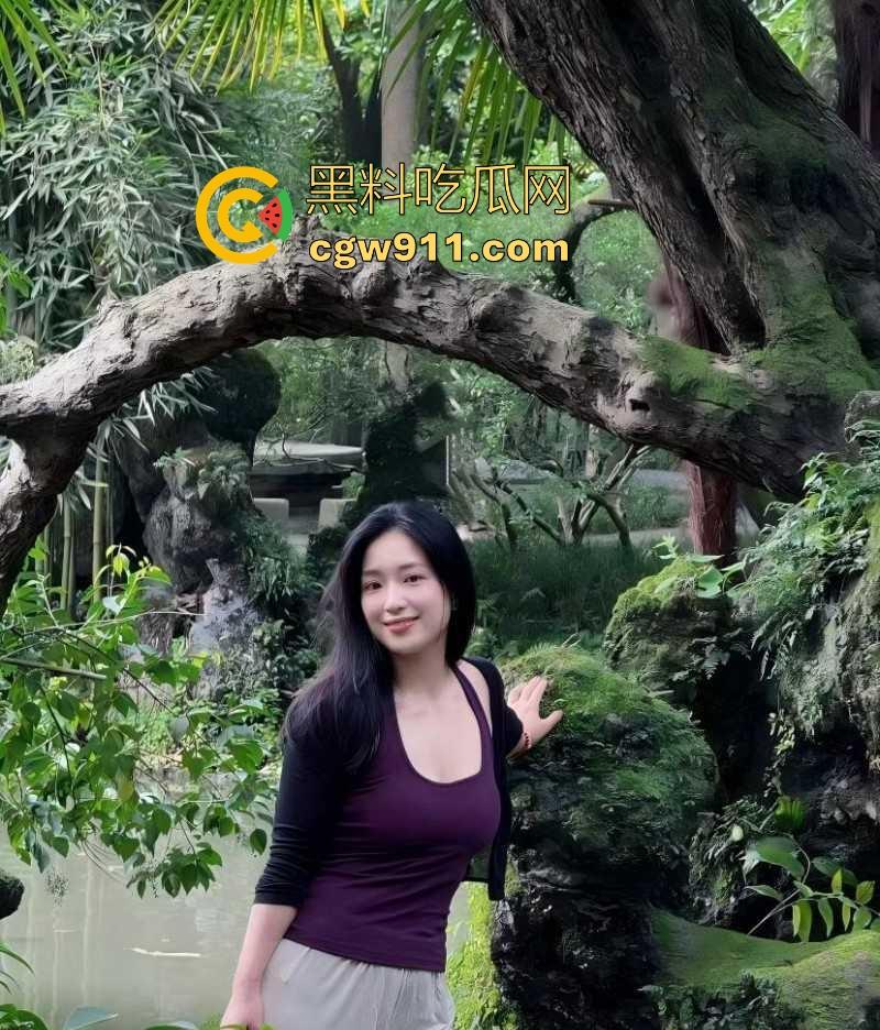 与大奶嫂子户外打野炮，正进入状态激战正酣，突然有人过来，吓得赶紧内射，户外就是刺激！