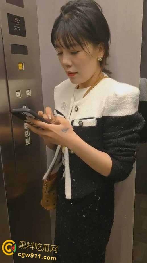 微信群里认识的离异少妇，饥渴母狗暗示户外露出野战，喝尿口交毒龙样样精通，这是双马尾萝莉没有的情趣 ！