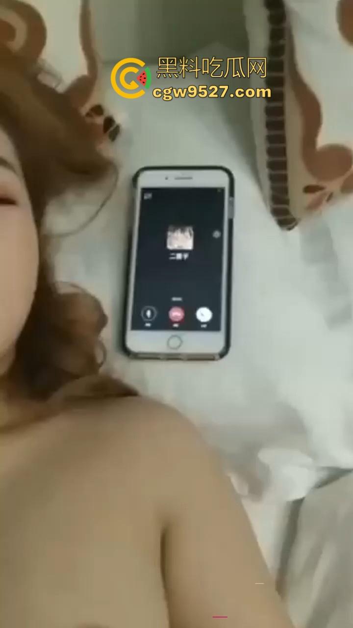 胯下的性感尤物，边打电话边做爱，一边被操一边压制欲望，正常和别人讲话的反差模样，真刺激！