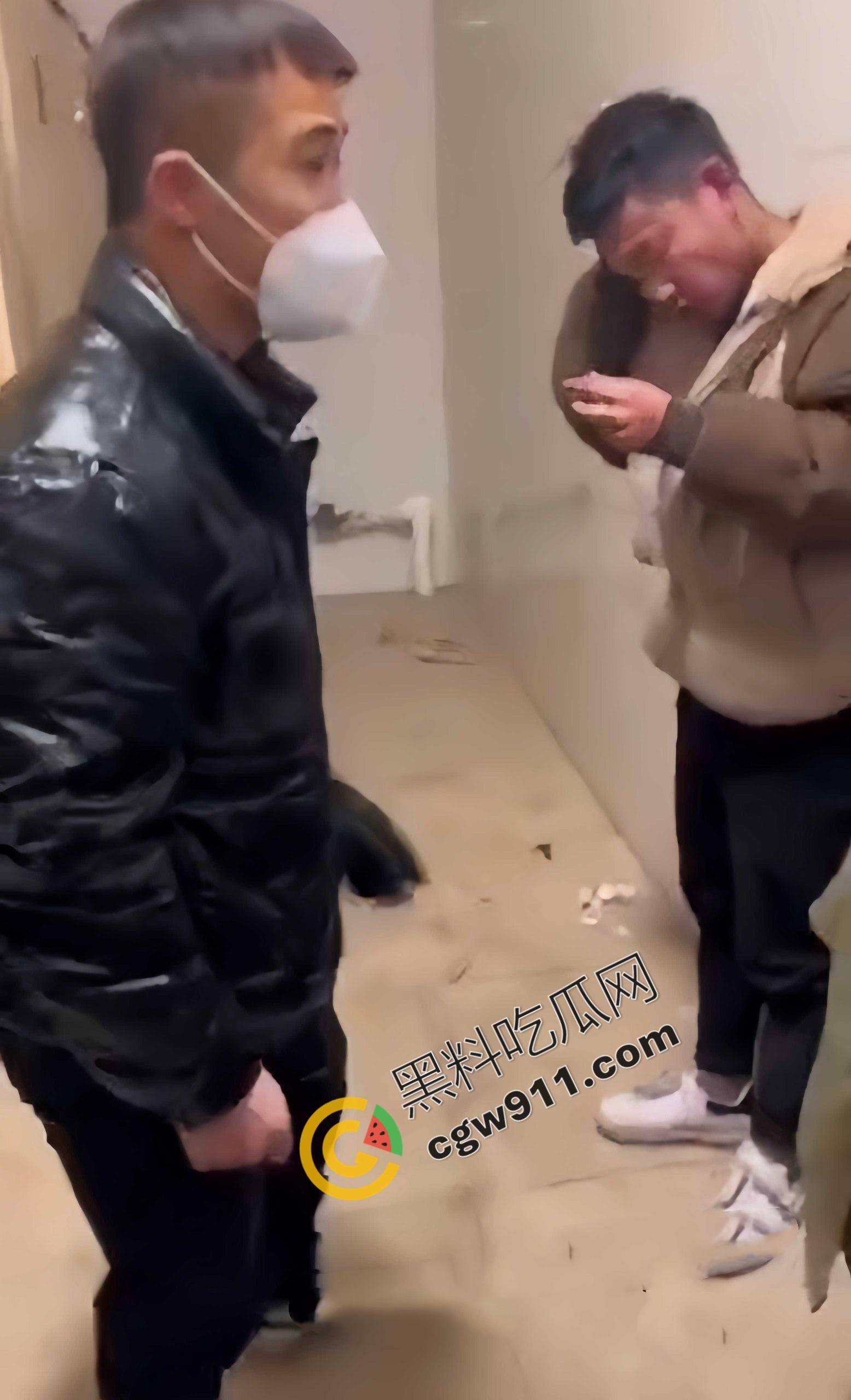 丈夫公厕怒抓出轨妻子： 奸夫被暴揍头破血流，妻子惊慌失措，网友纷纷点赞“真男子汉”