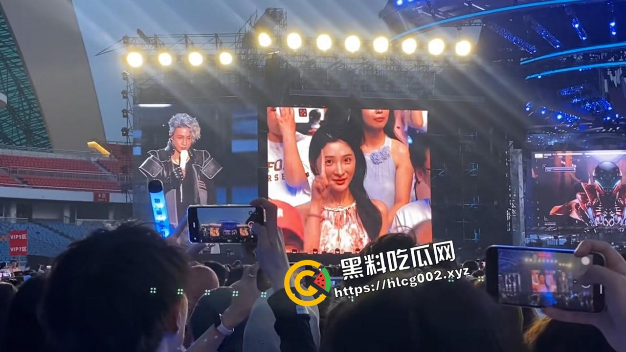 薛之谦重庆演唱会再现顶级沸羊羊！女生当众否认男生陪同 抖音号小五仁涨粉二十万 微信被爆出 真叫她玩明白了-4
