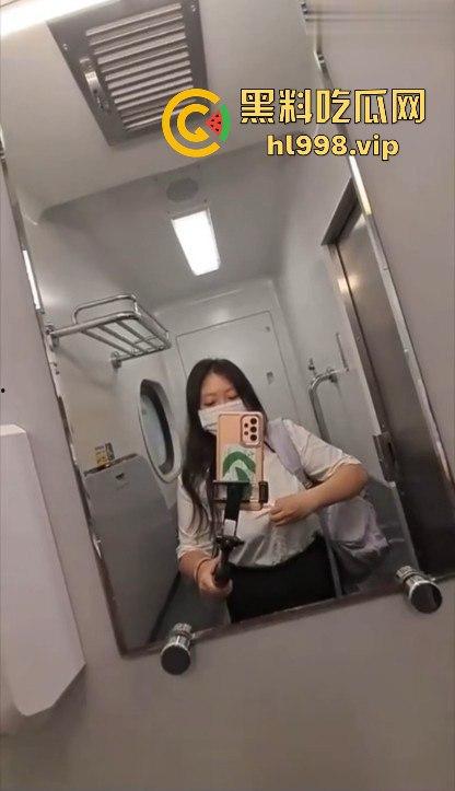 巨乳OL妹妹高铁卫生间开直播！现场揉G奶，为出差通勤找乐子！-3