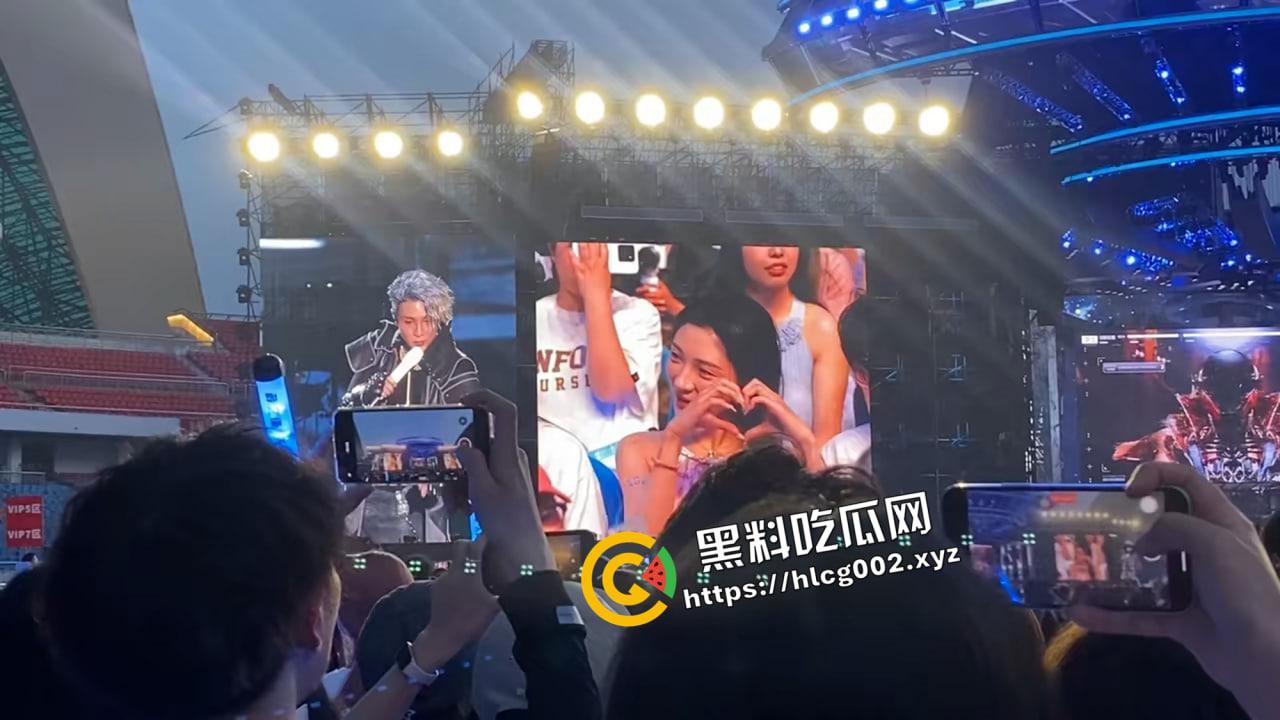 薛之谦重庆演唱会再现顶级沸羊羊！女生当众否认男生陪同 抖音号小五仁涨粉二十万 微信被爆出 真叫她玩明白了-6