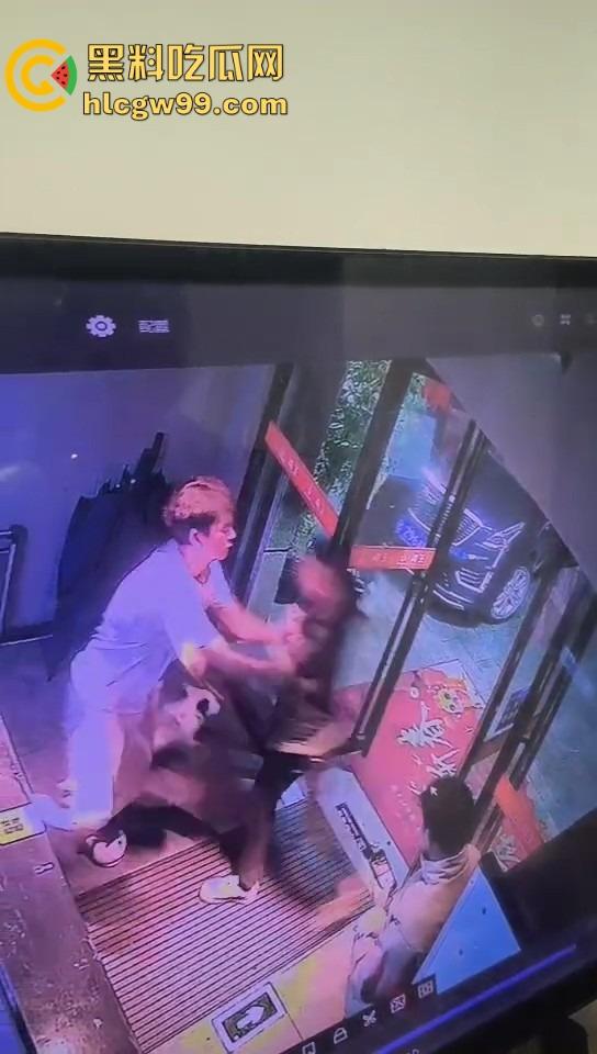 新年第一刀,莆田大过年上演血腥捅人案,五六刀下去,白刀进红刀出,大过年直接血溅当场!-3