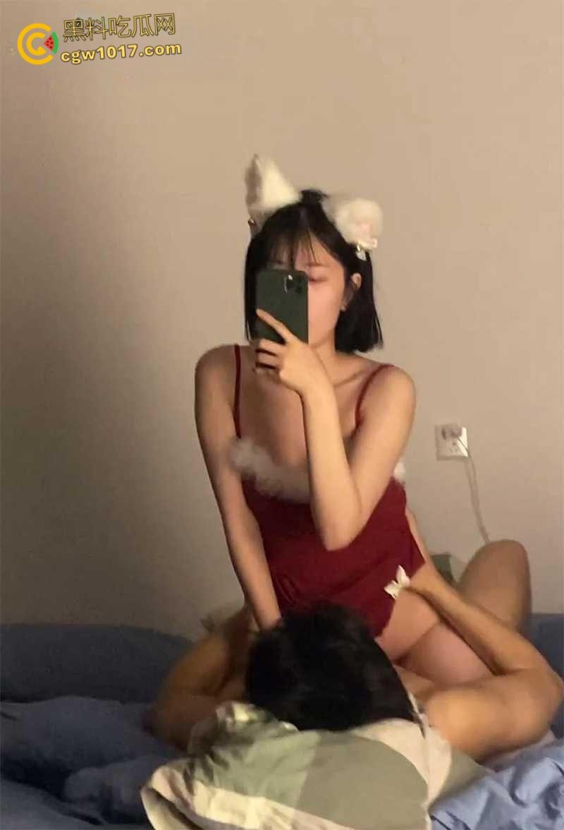 青岛巨乳良妻【许清栀】,圣诞制服装扮情趣猫耳,与情夫偷情约炮,吊带美乳女上骑乘,自拍露脸骚态尽显!-4