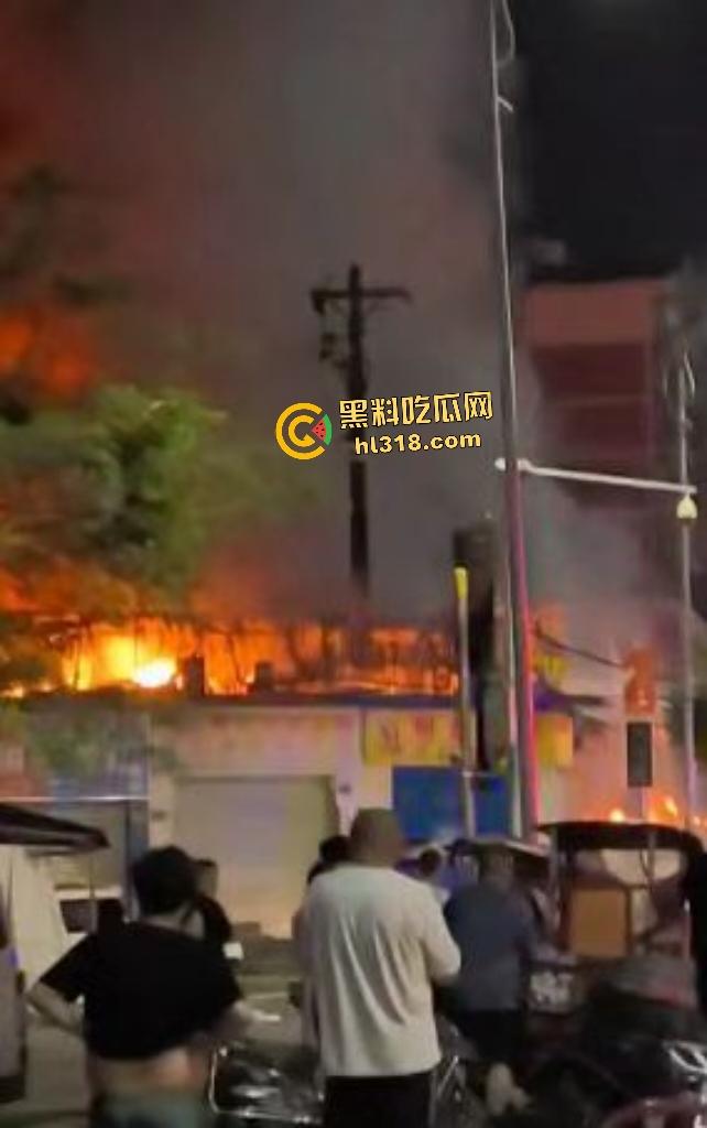 重庆石桥铺交易城凌晨大火惊魂!花卉盆栽五金狂燃一小时,消防鏖战扑灭幸无人伤亡,不然市长得下岗了!-8