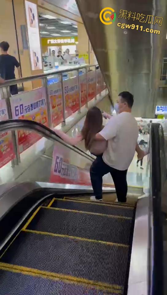 屌丝男给网红美女分期买手机，还没还完就分手了，妹子欲倒卖被现场锁机，撒泼闹事被强制拖出商场！-5