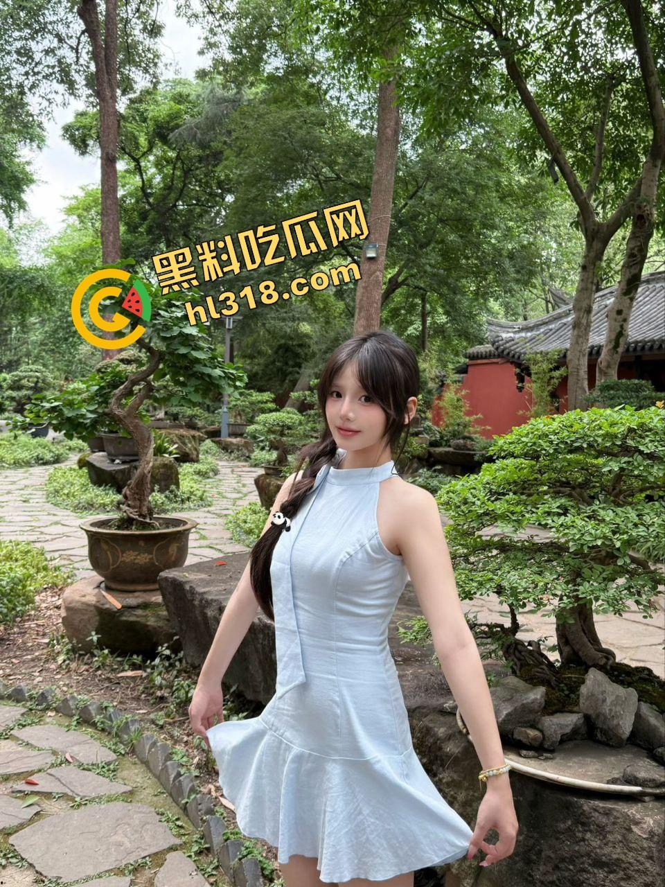 西南石油大学惊现教室野战，00后把课桌当大床房在桌上上猛操，大奶左右乱晃，晃得到桌子嘎吱响！