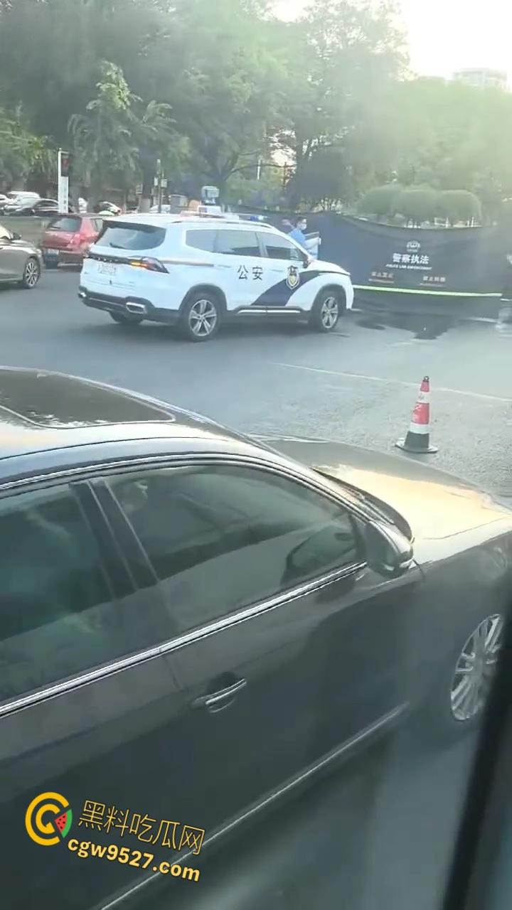 浙江绍兴发生严重车祸，一辆蔚来连撞多车，致一女子被爆头当场死亡，现场多人伤亡情况惨烈 !-4