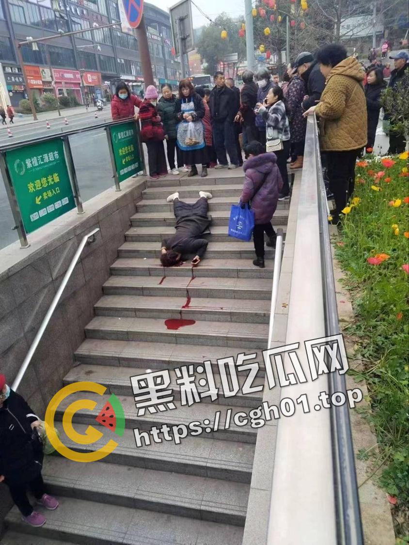 成都地铁女低头看手机不看路在楼梯栽下摔死 脑袋摔开瓢了 现场血腥画面流出