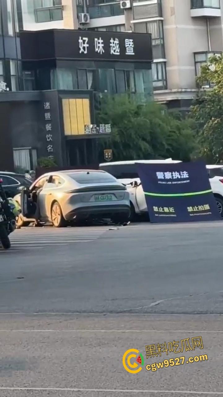 浙江绍兴发生严重车祸，一辆蔚来连撞多车，致一女子被爆头当场死亡，现场多人伤亡情况惨烈 !-7