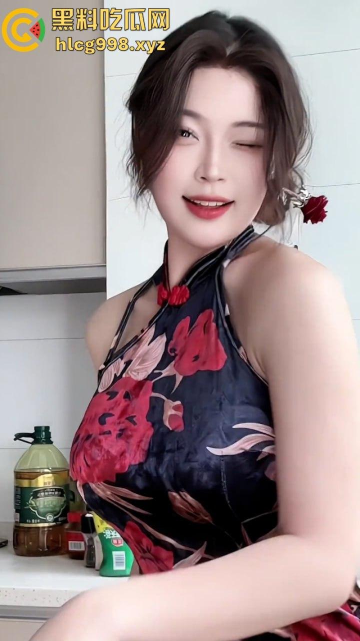 情趣内衣网红【杏子夫人】漫展大秀S型身材 被扒出高级鸡身份?-7