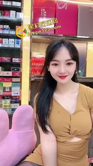 烟台烟酒店少妇老板娘，门面里直播自慰潮喷，喷湿一地成大水娃，卖不出酒就靠浪水吸客！