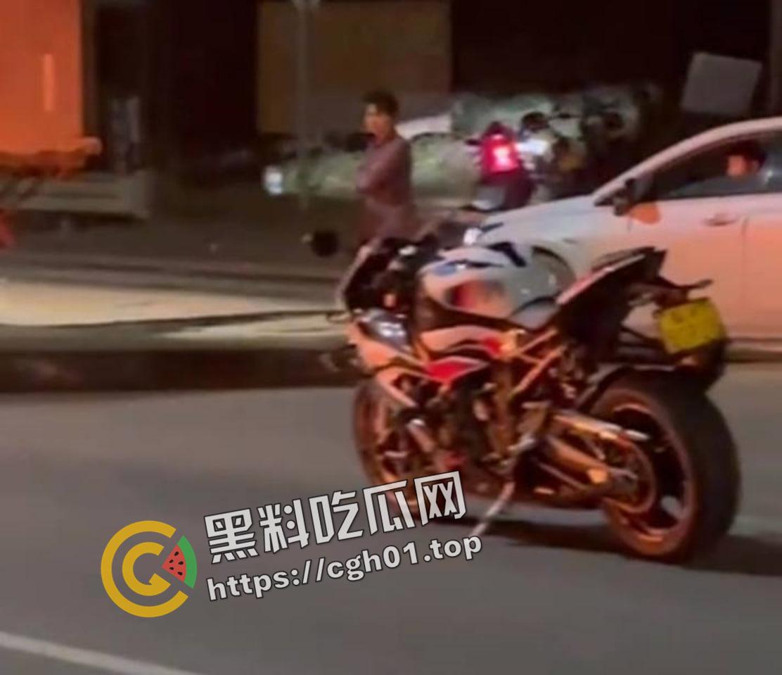 摩托车女骑士装上大货车 小腿直接断掉 现场血腥画面流出