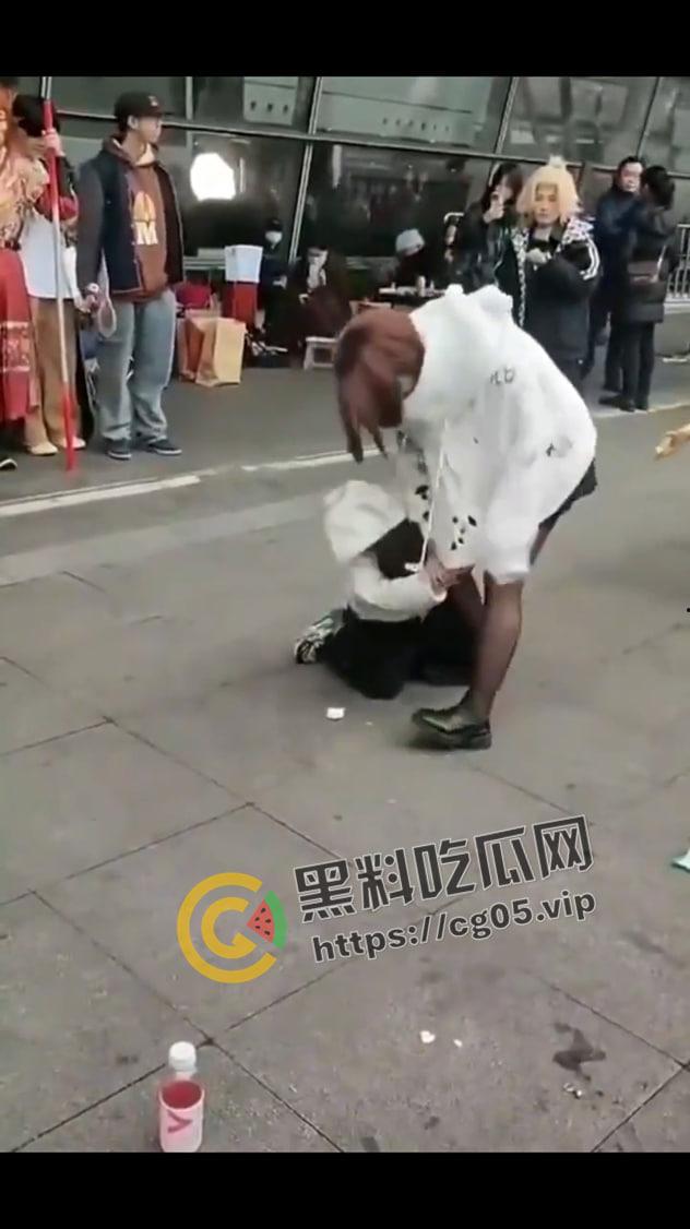 漫展逆天小孩！往人脸上喷发胶 屁股坐脸 脱人裤子 被暴躁女coser正义执行 闹到报警-4