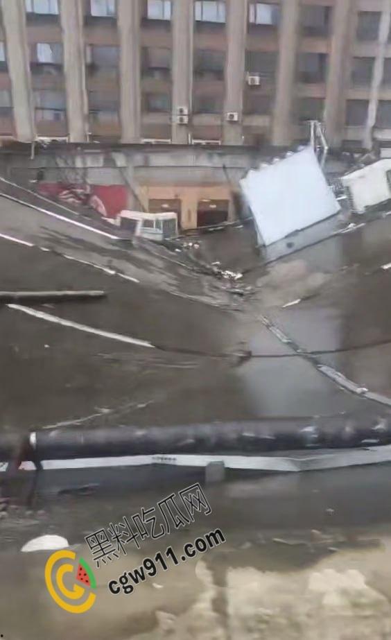 国庆悲剧！江苏东海名家厨房酒店屋顶崩裂，四人被埋碎石堆中血肉模糊，救援现场血腥惊魂！-4