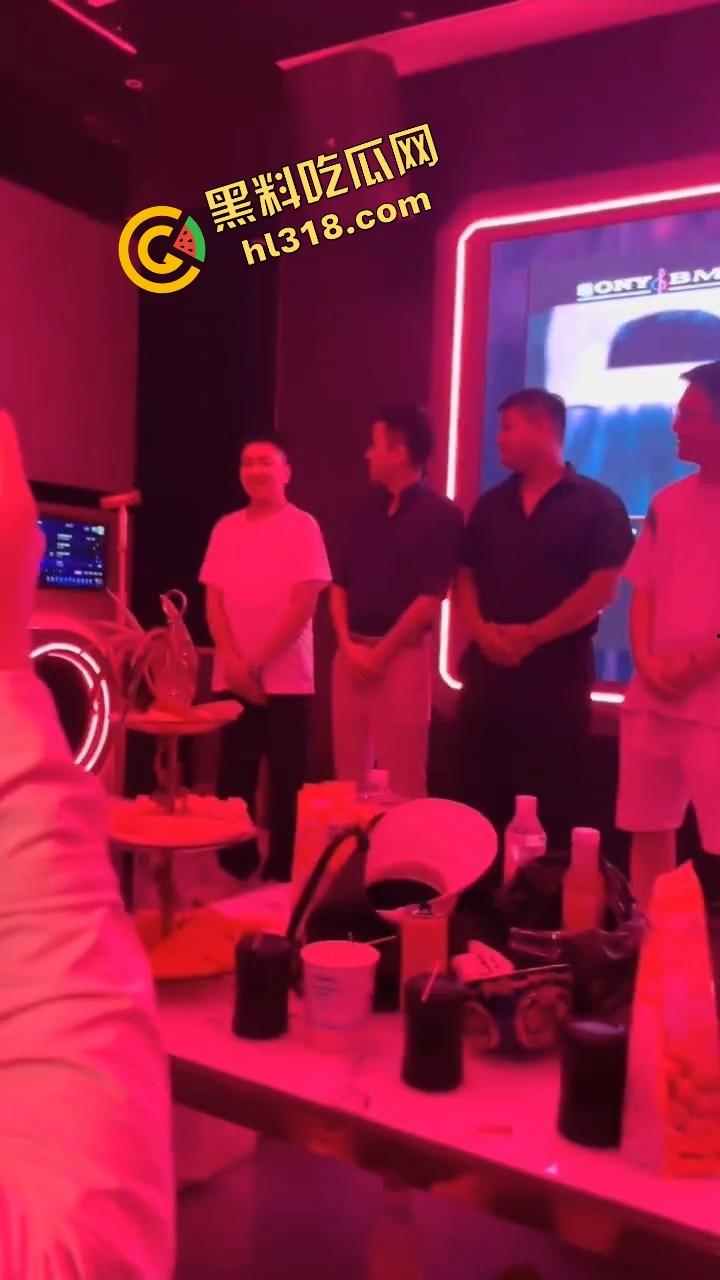 富婆KTV男模选秀,台上一群丑男只要带个鸡巴就能上,富婆有钱也不挑,瓜友们质量都比他们强太多!-3