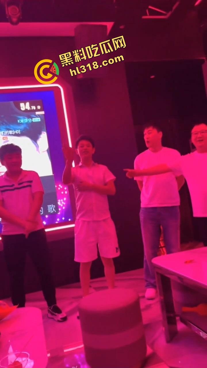 富婆KTV男模选秀,台上一群丑男只要带个鸡巴就能上,富婆有钱也不挑,瓜友们质量都比他们强太多!-4