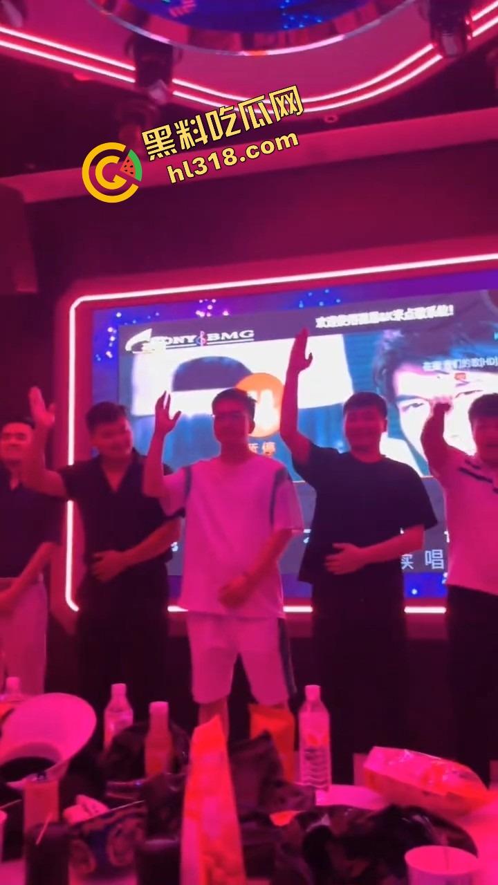 富婆KTV男模选秀,台上一群丑男只要带个鸡巴就能上,富婆有钱也不挑,瓜友们质量都比他们强太多!-5