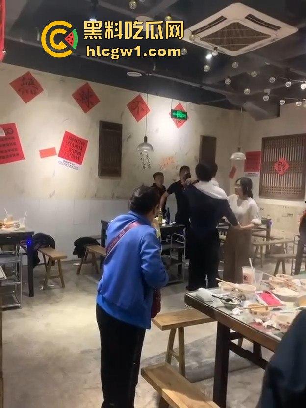 江苏启东汇龙镇夏甜甜火锅店大打出手！公园中路来了好几辆警车，阵仗大得像拍电影！