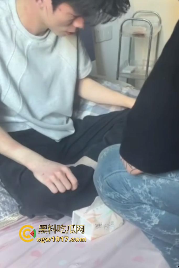 精神小伙睡兄弟对象抓奸现场挨打!偷情女友竟还用剪刀威胁男友,兄弟们气不过直接打小三嘴角出血!-7