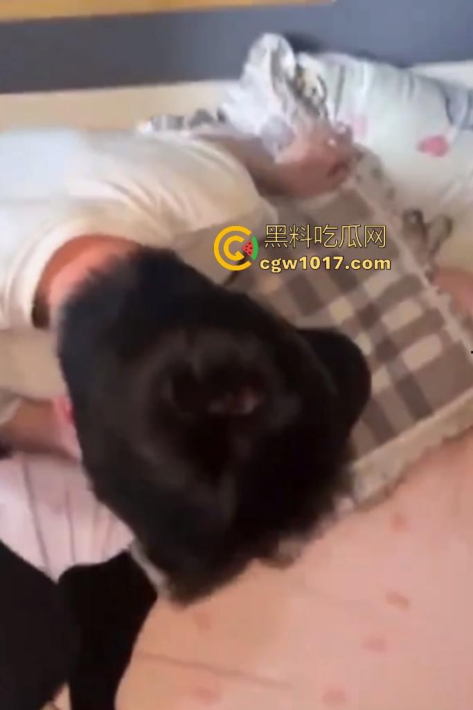 精神小伙睡兄弟对象抓奸现场挨打!偷情女友竟还用剪刀威胁男友,兄弟们气不过直接打小三嘴角出血!-8