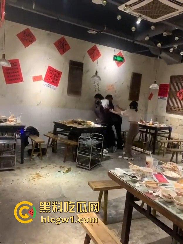 江苏启东汇龙镇夏甜甜火锅店大打出手!公园中路来了好几辆警车,阵仗大得像拍电影!-3