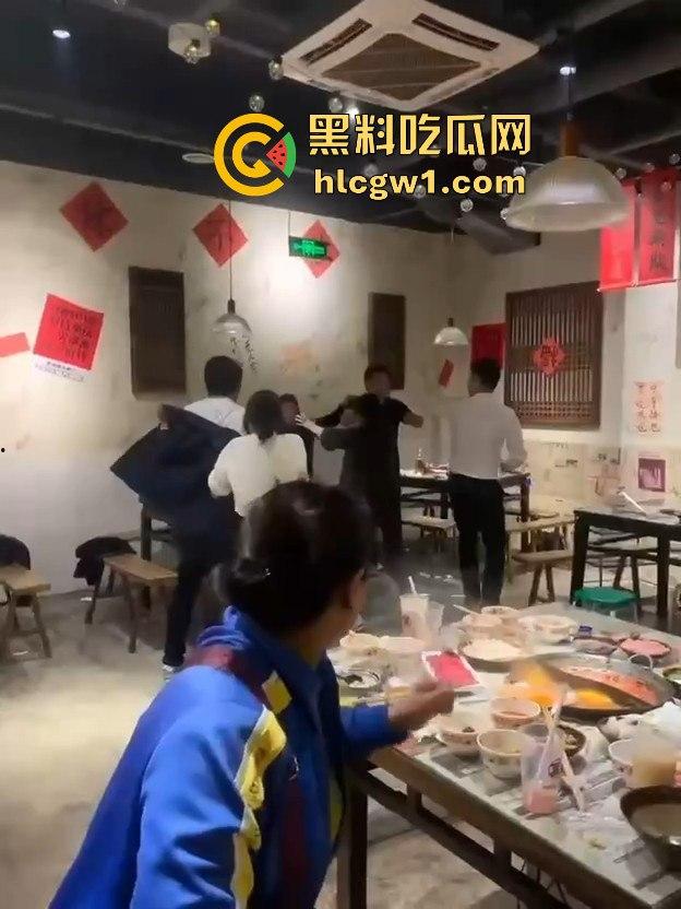 江苏启东汇龙镇夏甜甜火锅店大打出手!公园中路来了好几辆警车,阵仗大得像拍电影!-6