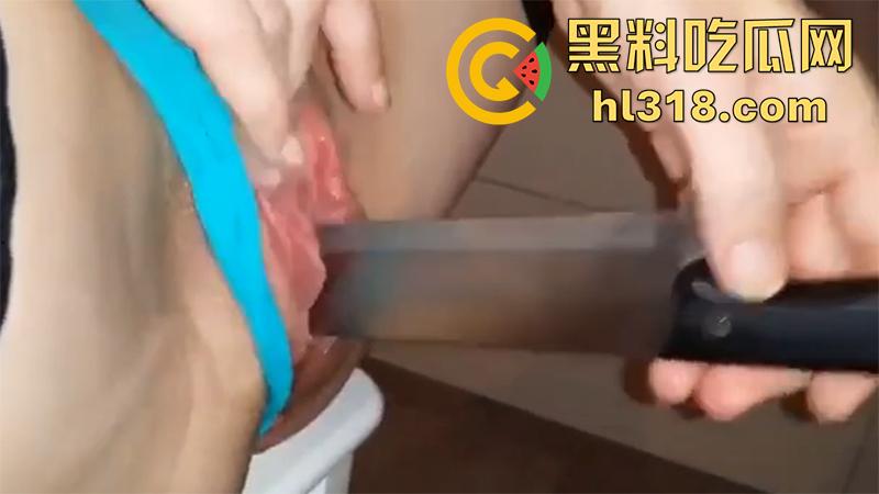 顶级烂逼母狗，水果刀插烂鲍鱼，倒立被爸爸暴力拳交，再把着翘臀后入啪啪，如此身材母狗谁能不爱！