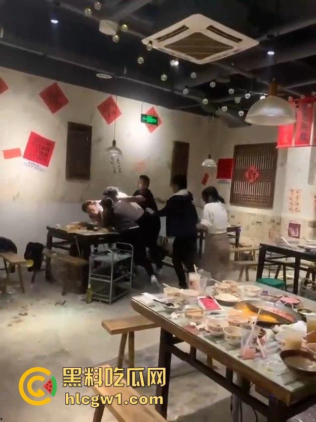 江苏启东汇龙镇夏甜甜火锅店大打出手!公园中路来了好几辆警车,阵仗大得像拍电影!-7