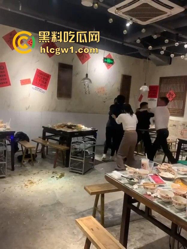 江苏启东汇龙镇夏甜甜火锅店大打出手!公园中路来了好几辆警车,阵仗大得像拍电影!-8