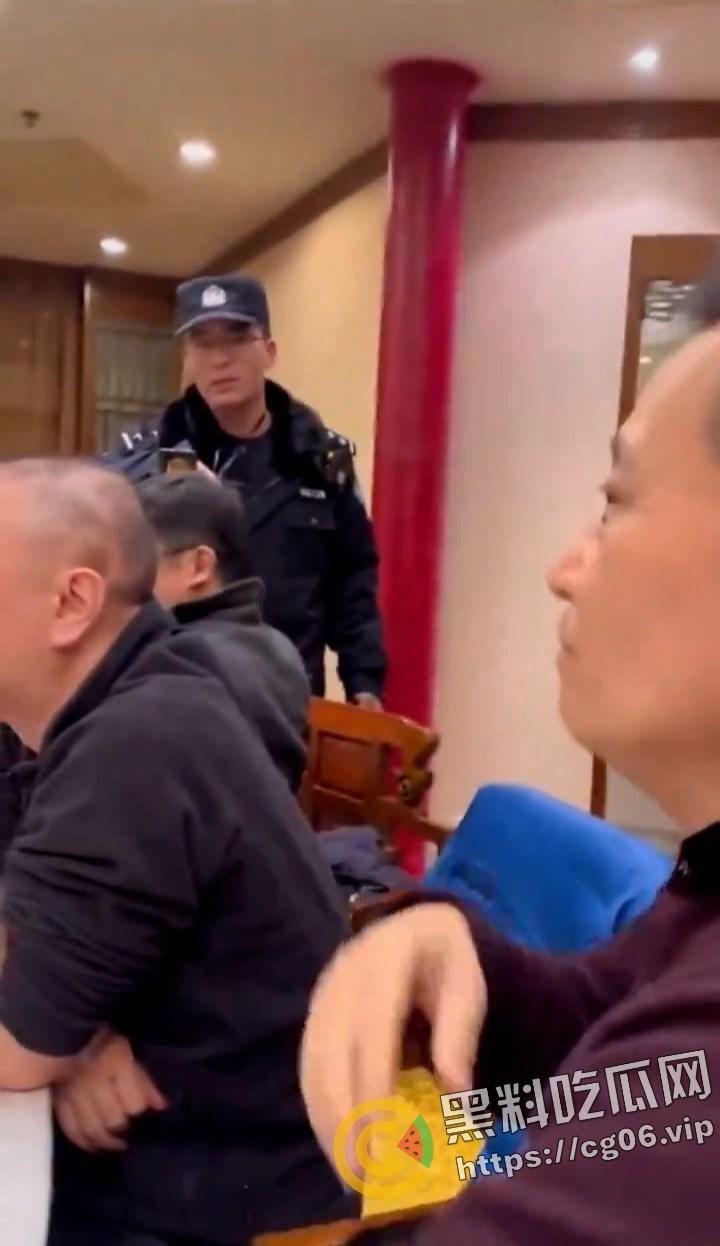 微博下架视频！北京海淀某警察出现北大法学院教授聚餐现场欲带走一人约谈 被集体回怼