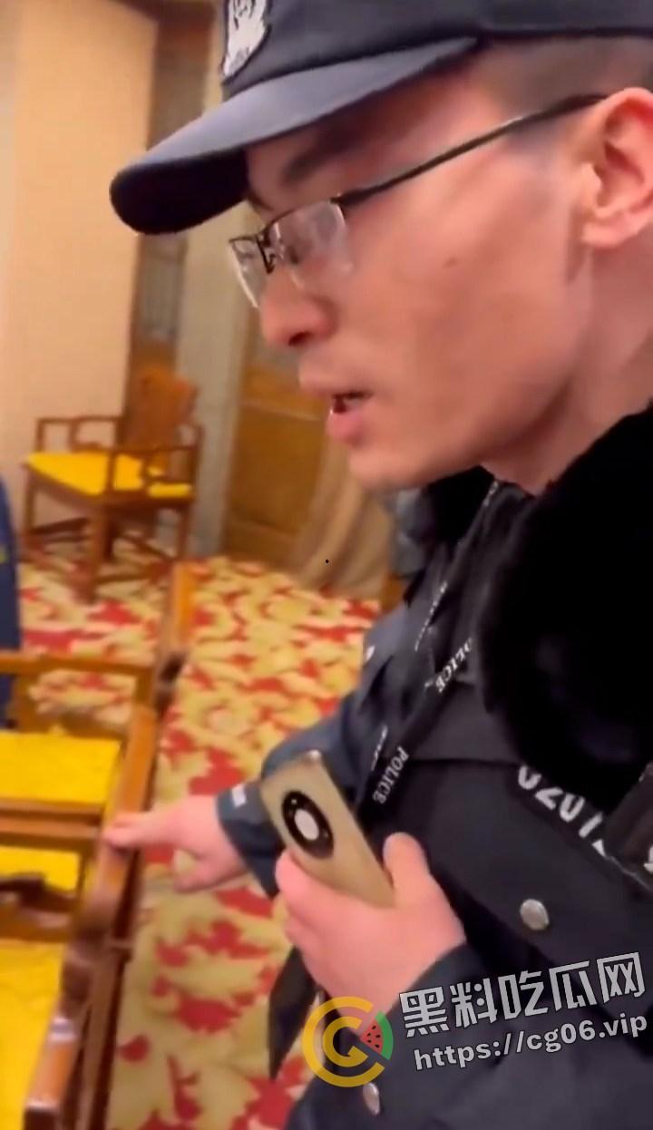 微博下架视频!北京海淀某警察出现北大法学院教授聚餐现场欲带走一人约谈 被集体回怼-3