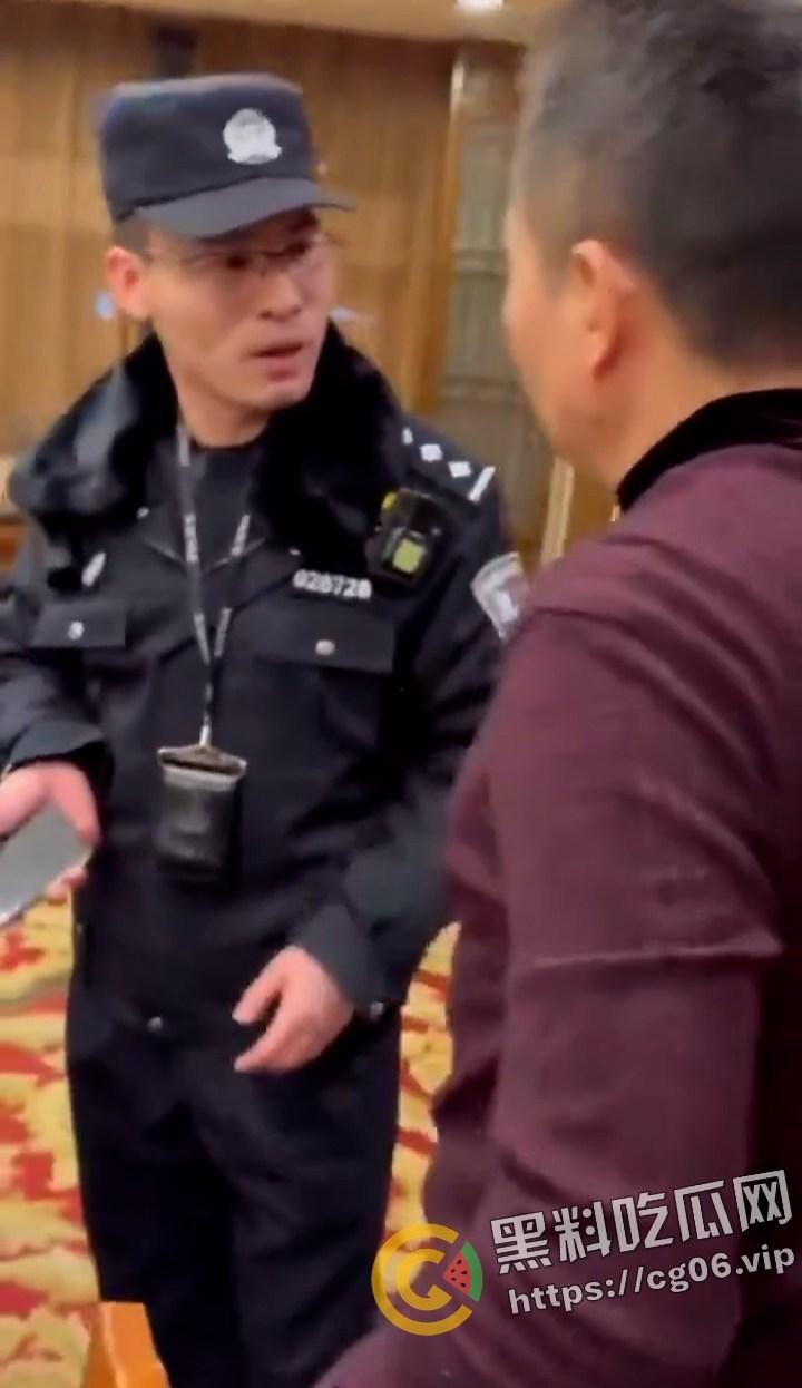 微博下架视频!北京海淀某警察出现北大法学院教授聚餐现场欲带走一人约谈 被集体回怼-4
