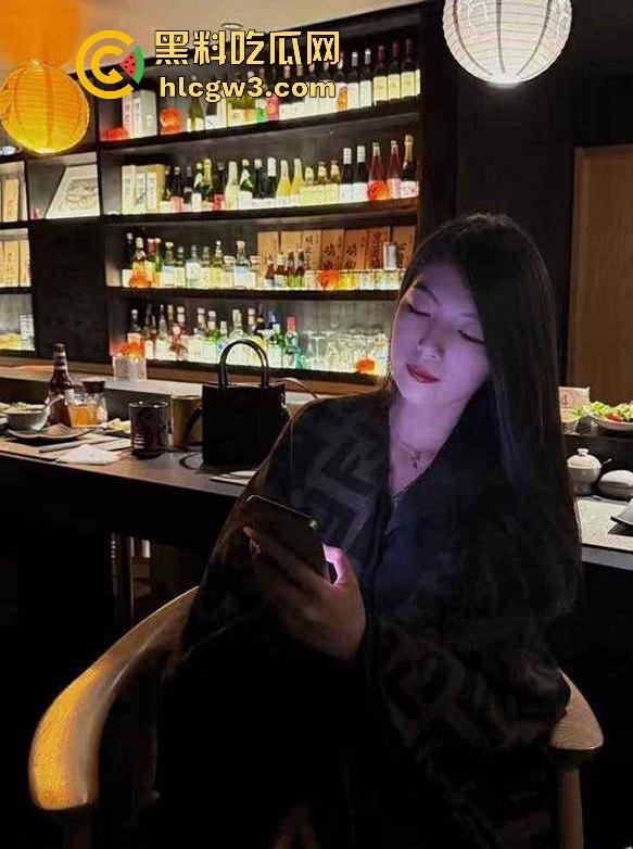 丽江艳遇操到腿软 高冷仙女『白若溪』车震玩野了 粉嫩无毛逼在后座湿的车垫都湿了  这骚逼这是尿了把？