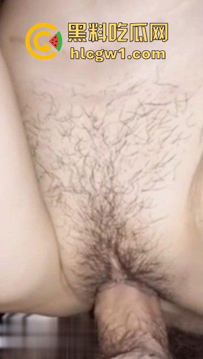 绿帽奴性彻底释放！绿帽男把老婆送给单男野战，自己边看边撸，屌都要撸秃了，绿毛龟真牛逼！-4