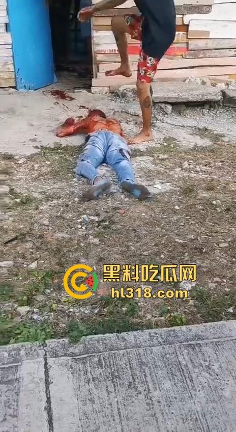 哥伦比亚双重谋杀案，疑似帮派报复，枪手杀害了不不尽兴，还要在死者头部猛踹几脚才愤愤离去，国外真乱！