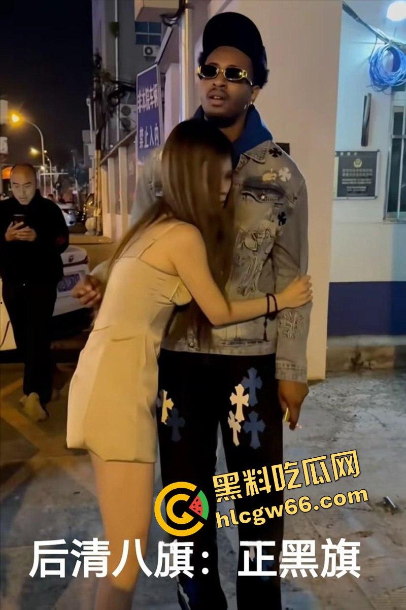 三里屯白皮骚集美和黑人约会翻车,被男同胞调侃起冲突,巴西牛排自己送逼上门,等着大鸡巴爆操!-7