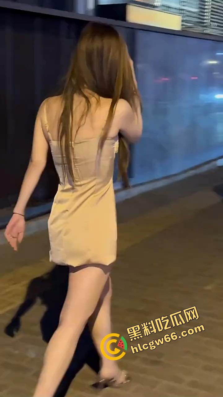 三里屯白皮骚集美和黑人约会翻车,被男同胞调侃起冲突,巴西牛排自己送逼上门,等着大鸡巴爆操!-10