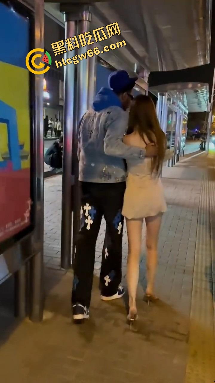 三里屯白皮骚集美和黑人约会翻车,被男同胞调侃起冲突,巴西牛排自己送逼上门,等着大鸡巴爆操!-13