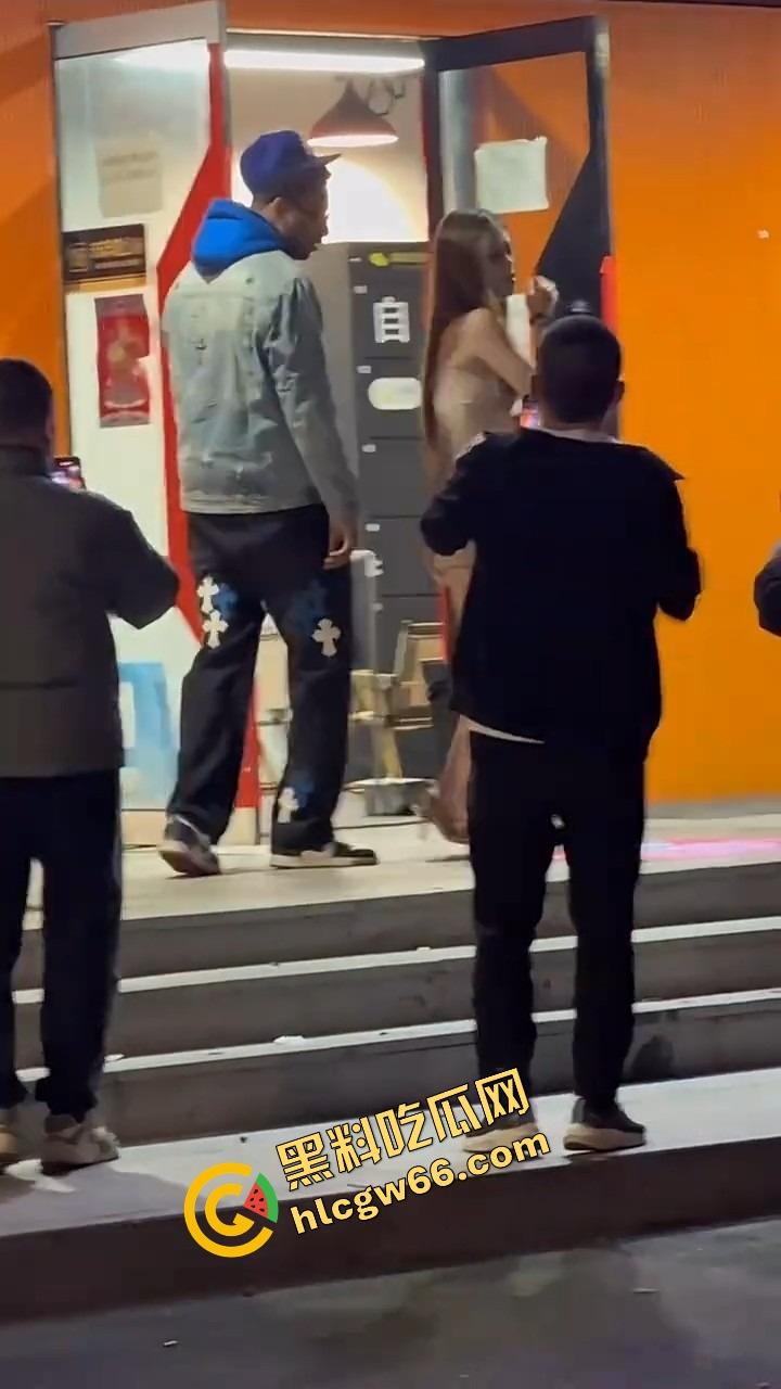 三里屯白皮骚集美和黑人约会翻车,被男同胞调侃起冲突,巴西牛排自己送逼上门,等着大鸡巴爆操!-14