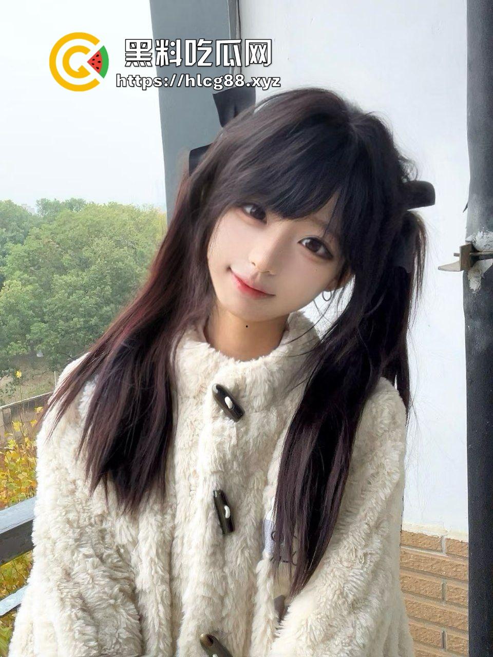 职高清纯小太妹大展鲍鱼，金逼高价约炮大哥，不敢操太快，慢慢抽插品尝粉嫩白虎小鲍鱼！