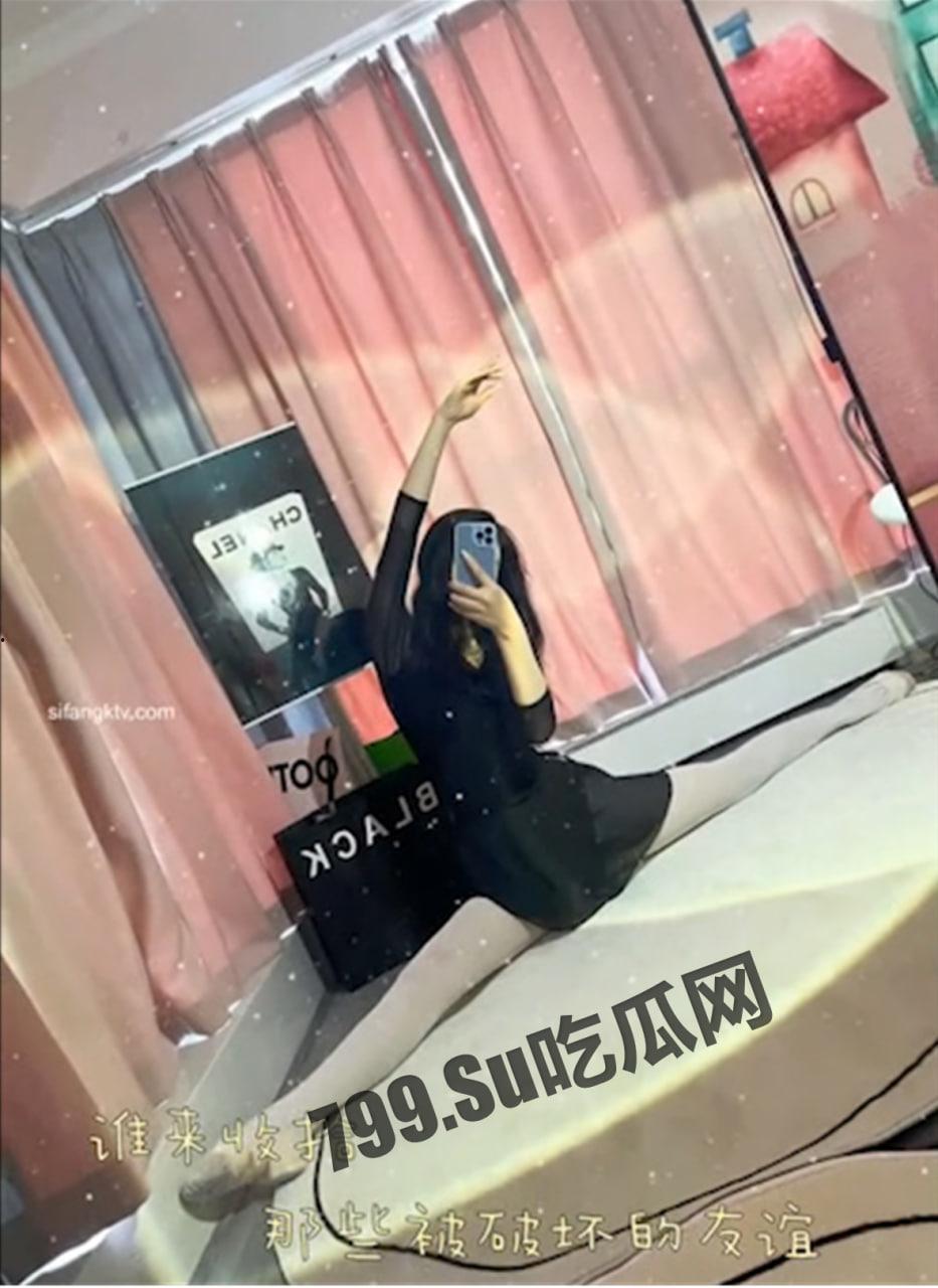 微博 抖音 网红「露露  酷酷的露」当过空姐的舞蹈生在线发骚展示一字马