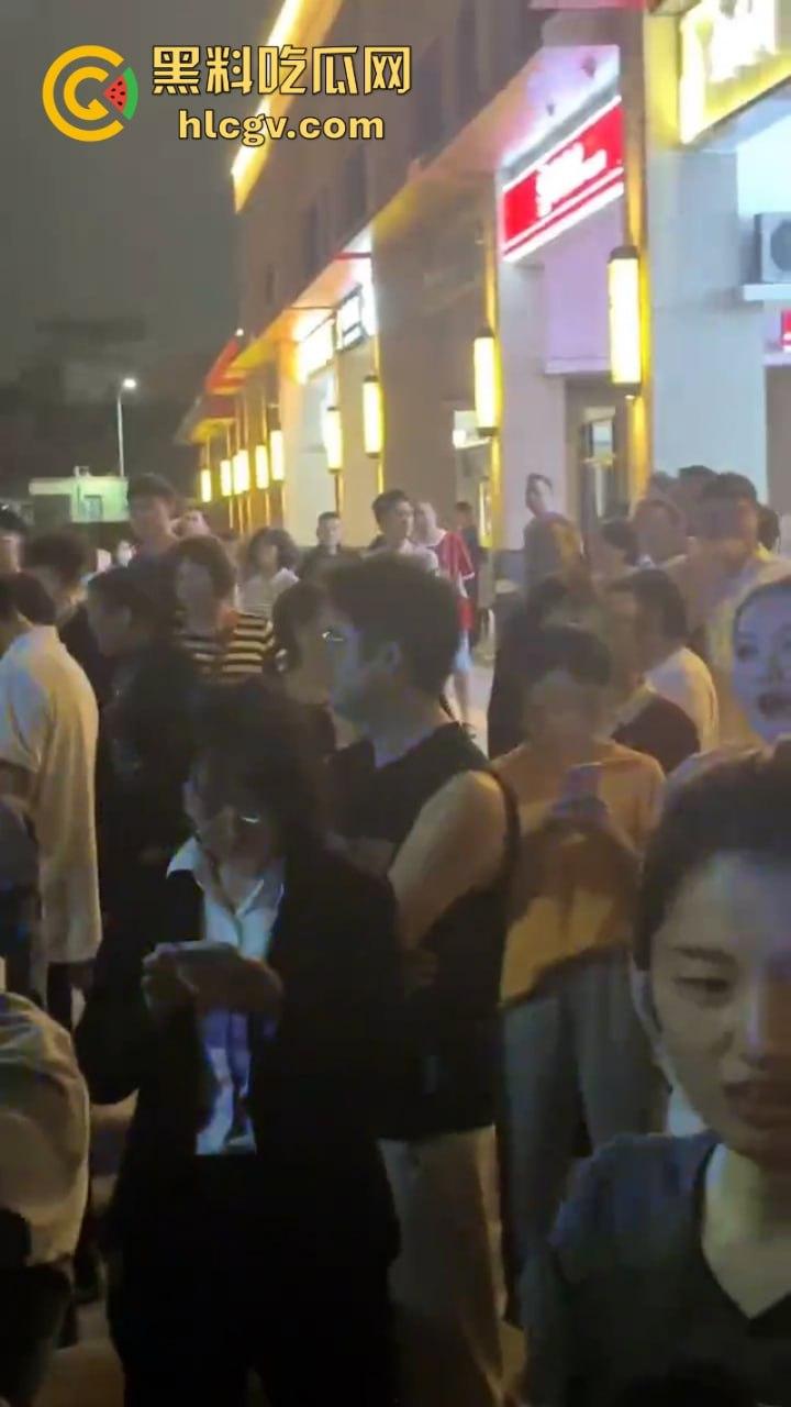 广东珠江铂世湾保安暴力打小孩引众怒！数百业主围堵救护车讨要说法