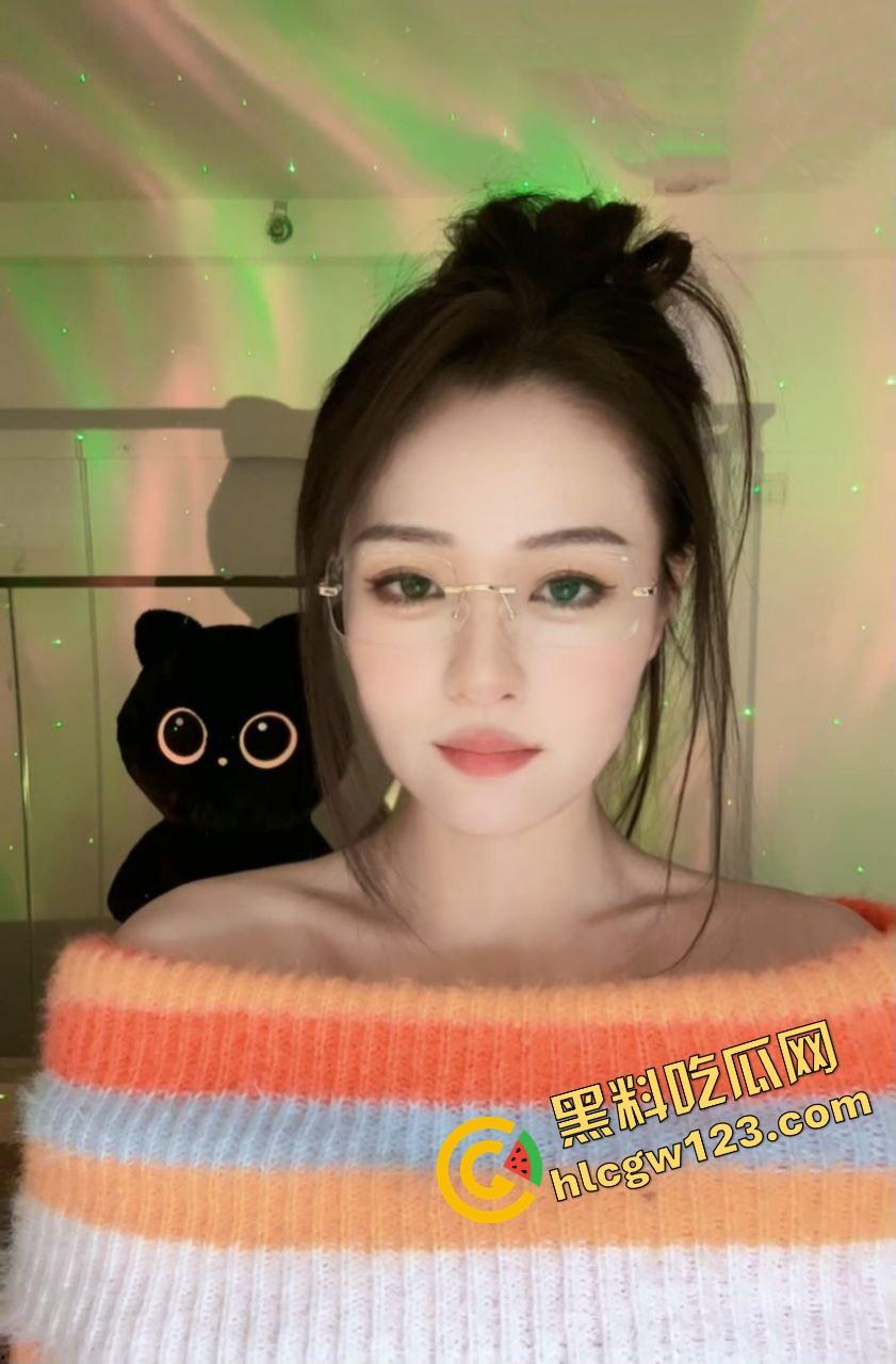 抖音主播『小苏苏』戴口球套狗链穿黑丝直播热舞,被举报下播,家人们刚硬,结果被狗逼毁了!-6