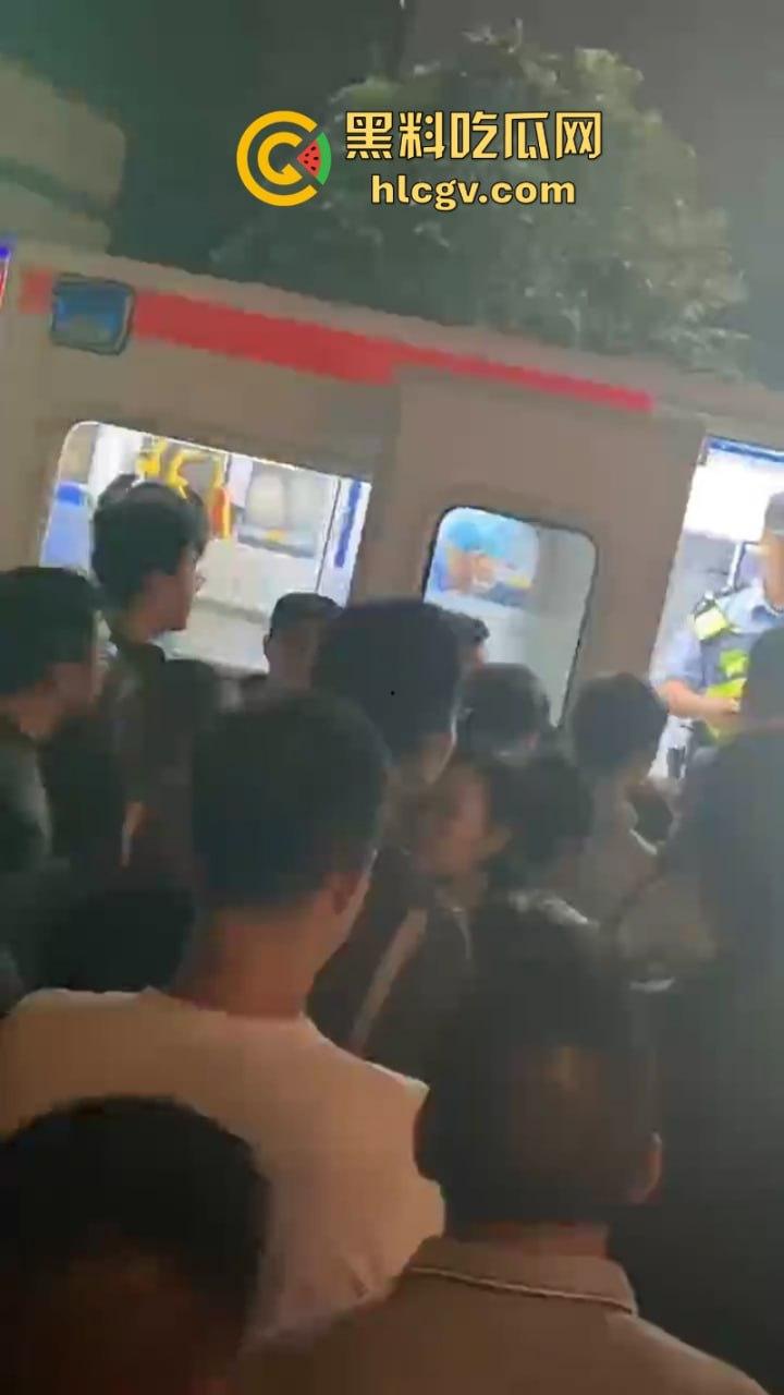 广东珠江铂世湾保安暴力打小孩引众怒！数百业主围堵救护车讨要说法-7
