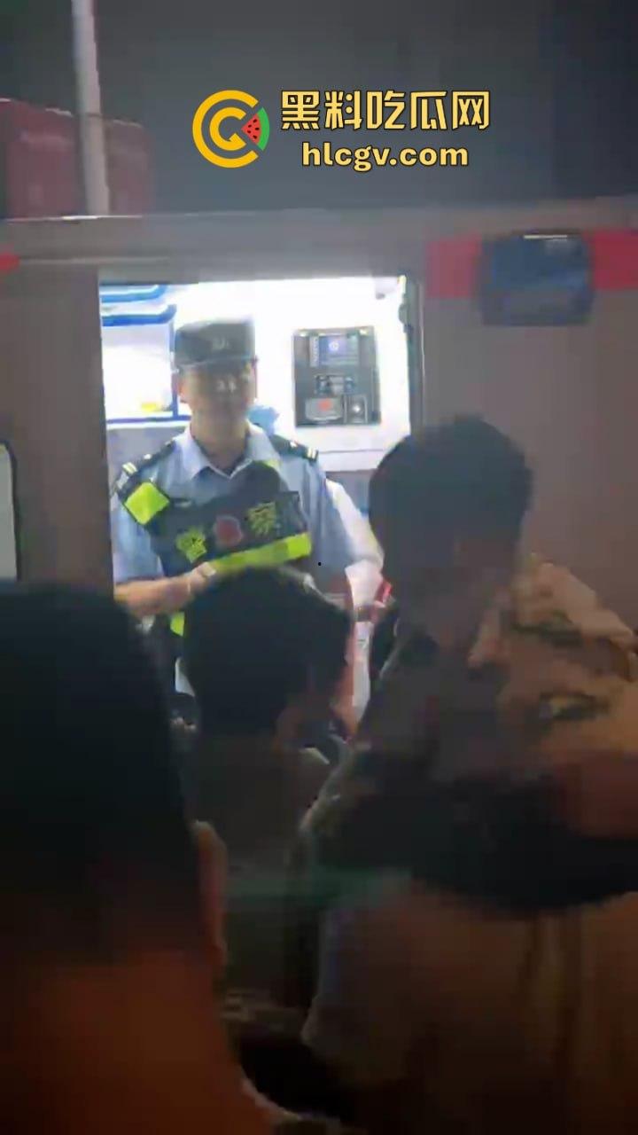 广东珠江铂世湾保安暴力打小孩引众怒！数百业主围堵救护车讨要说法-8