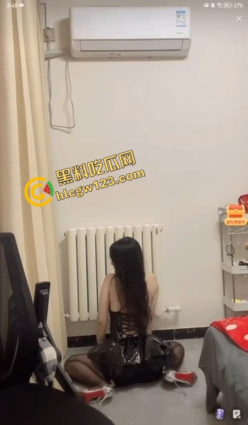 抖音主播『小苏苏』戴口球套狗链穿黑丝直播热舞,被举报下播,家人们刚硬,结果被狗逼毁了!-12