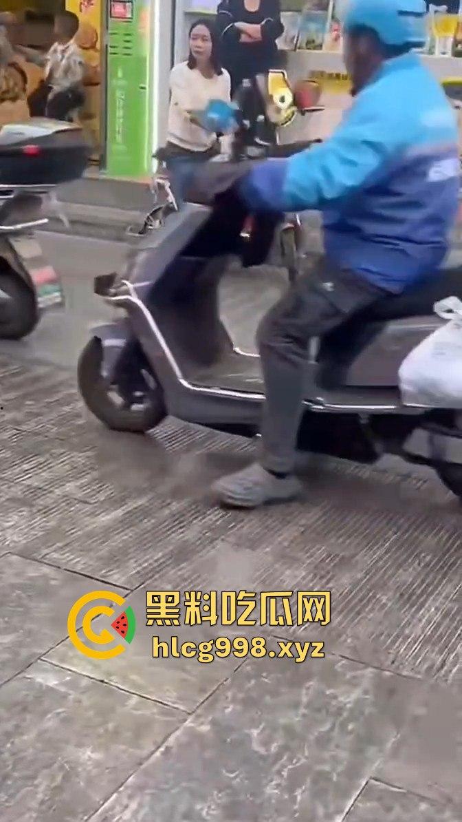 渭南小仙女外卖超时发疯大作！骑手成了无辜炮灰摔外卖不够，街头脱衣撒泼场面辣眼睛！