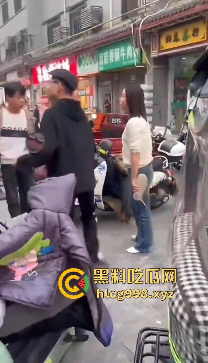 渭南小仙女外卖超时发疯大作!骑手成了无辜炮灰摔外卖不够,街头脱衣撒泼场面辣眼睛!-2